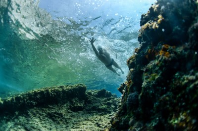 Льюис Пью купается в Адриатическом море, фото Кевина Траутмана