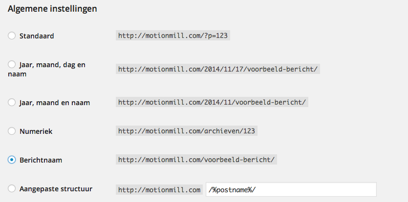 W sekcji „ustawienia” -> „permalinks” możesz wybrać sposób budowania adresów URL: