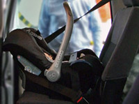 Детское кресло может устанавливаться на основание, а не прямо на сиденье автомобиля, и в этом случае основание оснащено ремнями безопасности автомобиля или в его точках Isofix, а детское сиденье устанавливается на основание