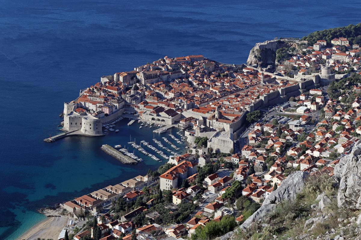 Общая информация   Город Дубровник расположен на крайнем юге Республики Хорватии в Адриатическом море