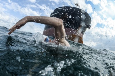 Льюис Пью плавает возле большого корабля в Черном море, фото Кевина Траутмана
